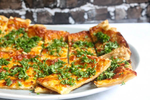 garlic cheese herb pizza