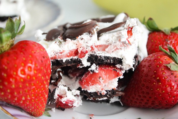 slice strawberry icebox cake